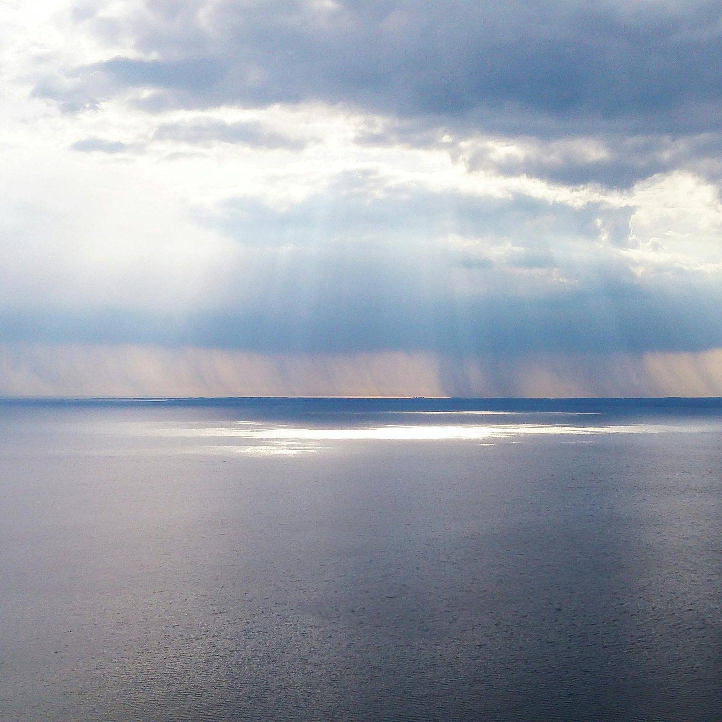 Sonne strahlt auf das offene Meer